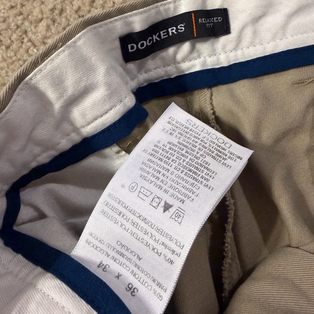 Dockers Men's relaxed fit Khaki Chinos